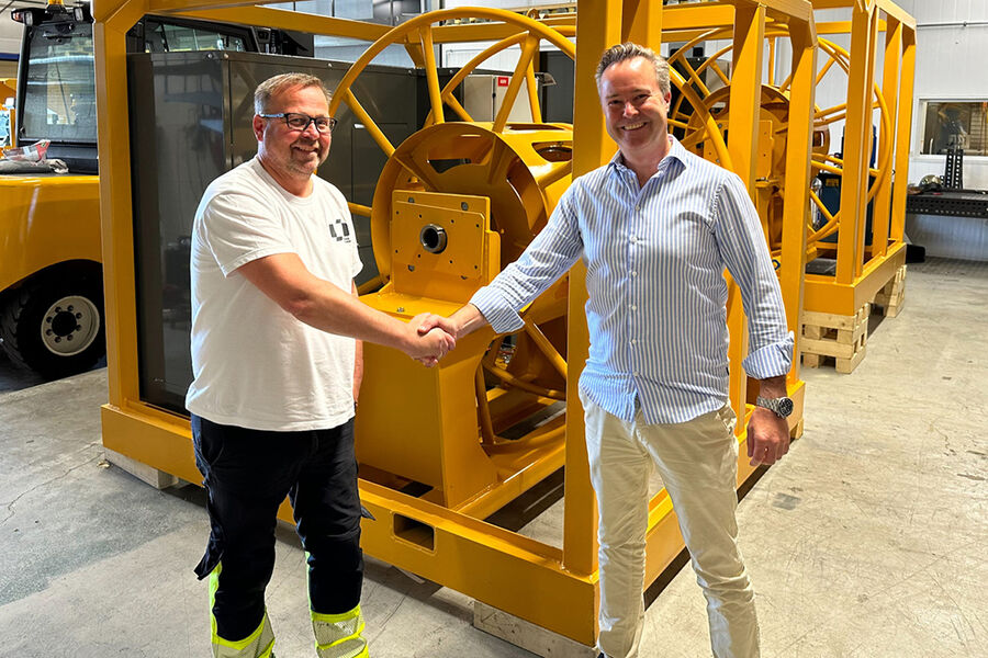 Satema og Øksnes Teknikk ble nylig enige om en avtale om oppkjøp. Her ser vi daglig leder i Øksnes Teknikk, Kjell Roger Øksnes, og Thomas Schumann Østgaard, administrerende direktør i Satema bekrefter avtaleinngåelsen. - Et flott tilskudd til Satema sitt byggstrømsortiment, sier Schumann Østgaard i Satema.