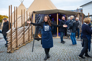 Foto av festivalsjef Monica Østenheden foran lavvoen