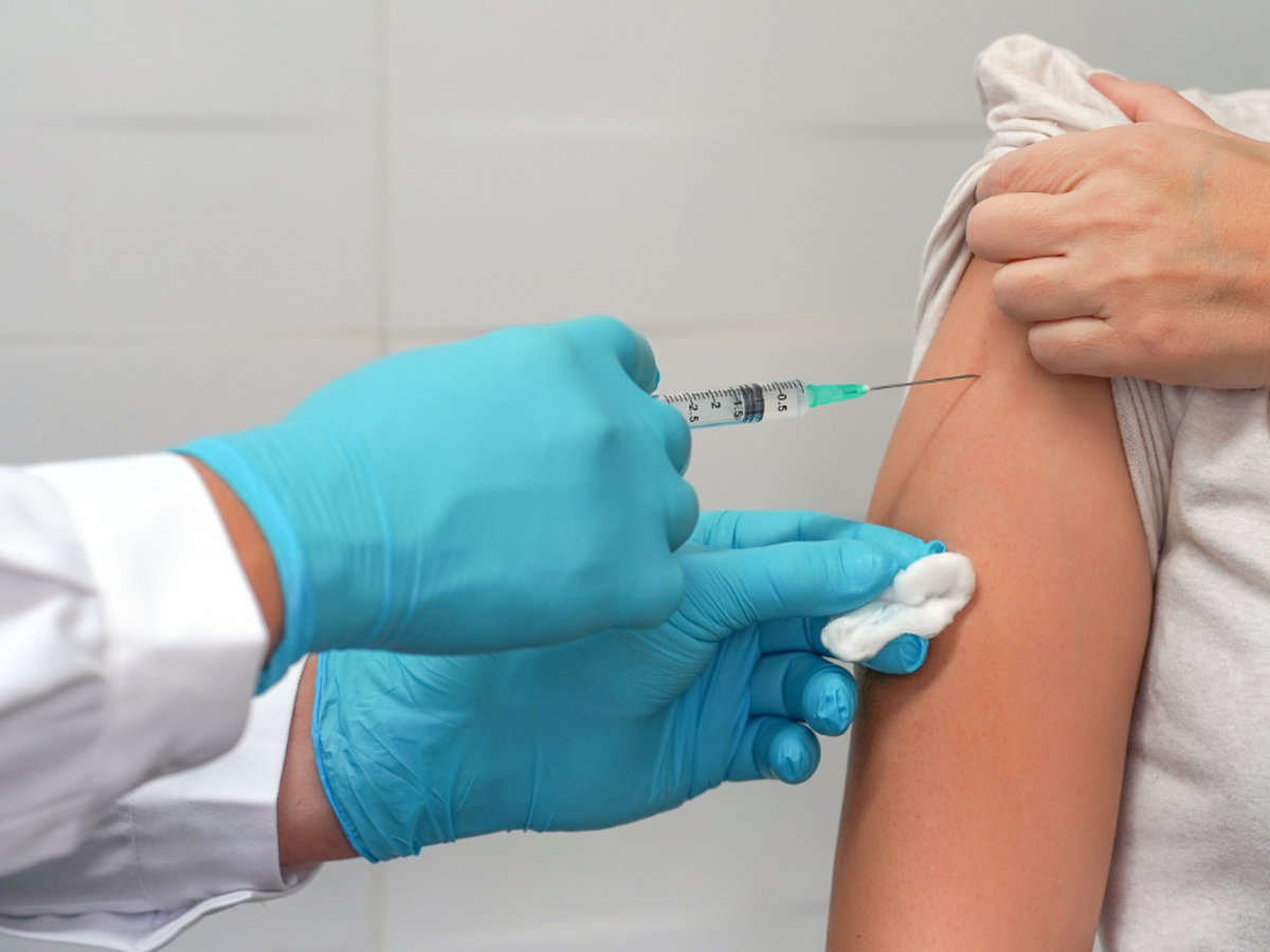 Vaksine som blir satt i noens arm.