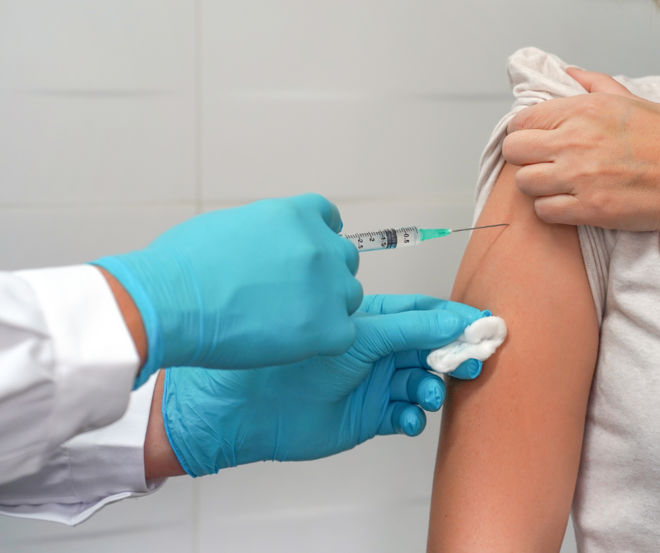 Vaksine som blir satt i noens arm.