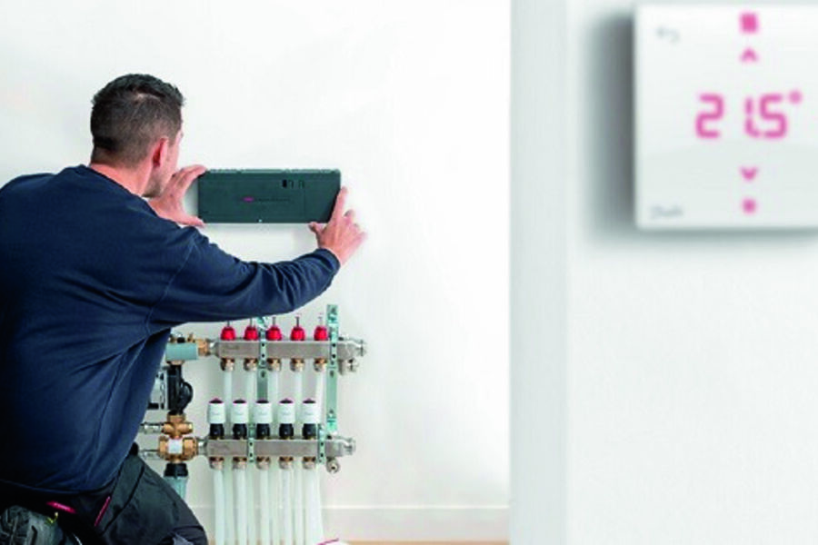 Icon2 fortsetter fokuset på minimalistisk, stilfullt design og brukervennlighet som ble introdusert med de originale Icon gulvvarmetermostatene. Samtidig som den legger til nye funksjoner for å forenkle installasjonen.  Foto: Danfoss