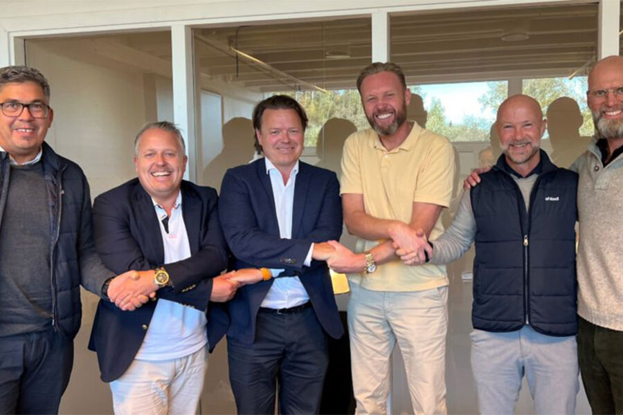 Bildet: Fra venstre: Bjørn Richard Hansen (markedssjef elektro Ahlsell) , Magnar Ruud (eier og prosjektleder VarmeComfort), Lars Erik Finne (M&A direktør Ahlsell), Lars Ruud (eier og daglig leder VarmeComfort), John Thomas Blandhoel (divisjonsdirektør el & vvs, Ahlsell), Johan Stille (Head of M&A Ahlsell Group. Foto: Ahlsell Group.