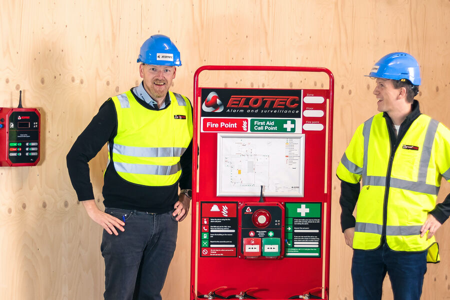 Elotecs produktsjef Kristian Kleven (til venstre) kan fortelle at stadig flere entreprenører og installatører er bevisst på å sikre bygget og de ansatte også under byggeperioden. – Men fortsatt er det mange som ikke er klar over den økte risikoen for at det kan oppstå hendelser i denne fasen. I tillegg til å tilby spesialutviklede produkter for å øke tryggheten, ønsker vi også at myndighetene skal sette strengere krav til å sikre liv og verdier for bygg under oppføring, sier han.  Her sammen med Kjell Jonny Haugan, leder prosjekt og sensorteknologi.