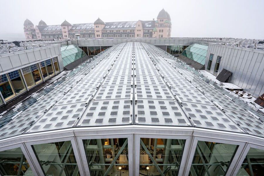 Isolerglass med integrerte solcellepaneler i taket på Grev Wedels plass 9 i Oslo. Foto: Adam Stirling