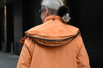 Orange jakke med avtagbart for