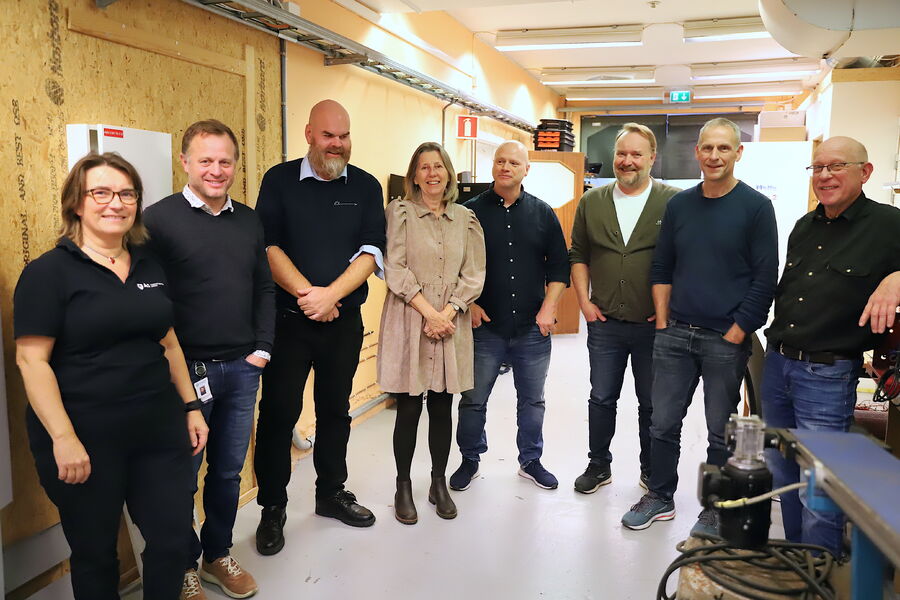 Disse var til stede på møtet hos Opplæringskontoret for elektrofag i Østfold: Fra venstre: Anita Wulvig, avdelingsleder Ås vgs., Bård Løken, fagleder Askim vgs., Thor Halvorsen, fagleder Glemmen vgs., Gry Sørli, rådgiver Viken fylkeskommune innen fagopplæring, Jon William Myrvoll, fagleder Borg vgs., Øistein Andreassen, fagleder Malakoff vgs., Arild Bergsland, fagleder OKE Østfold og Knut Arne Rådal, daglig leder for OKE Østfold. 