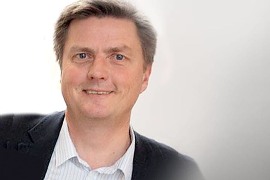 Adm.direktør John Arne Eiken i Elnettgruppen, takker Minel for et godt samarbeid over mange år.