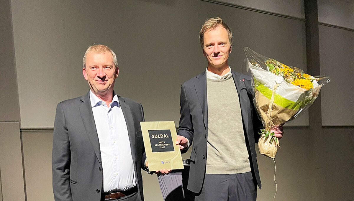 Juryleder Ove Guttormsen, Nelfo, og ordfører Mads Drange i Suldal kommune som mottok prisen på vegne av kommunen.