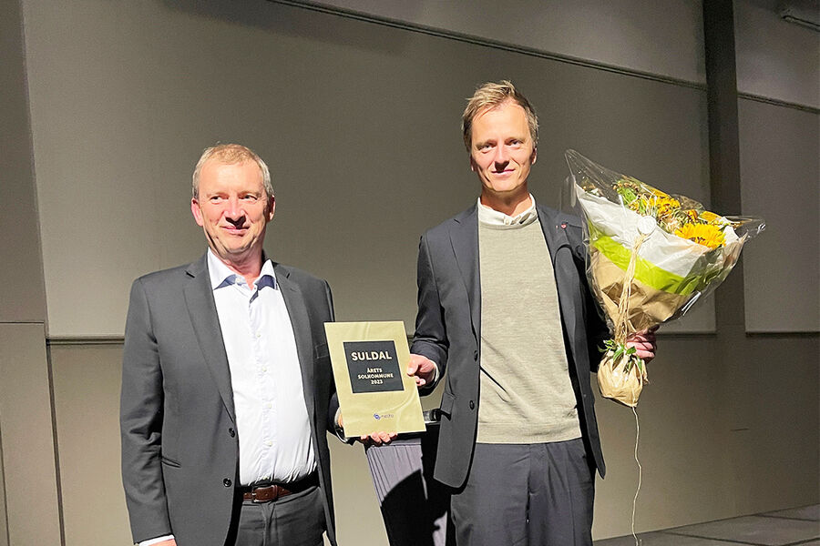 Juryleder Ove Guttormsen, Nelfo, og ordfører Mads Drange i Suldal kommune som mottok prisen på vegne av kommunen.