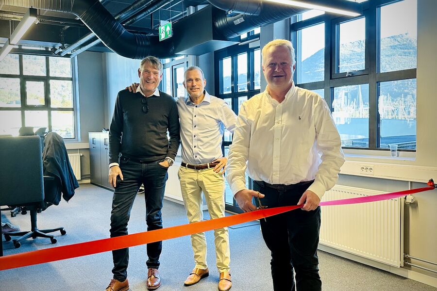 NØDKRAFT I VEKST: Administrerende direktør i Coromatic AS, Leif Lippestad, tok frem saksen for å markere åpningen av selskapets nye kontor i Bergen denne uken. Her med Terje Schults (til venstre) og Ingar Pettersen (Foto: Coromatic).