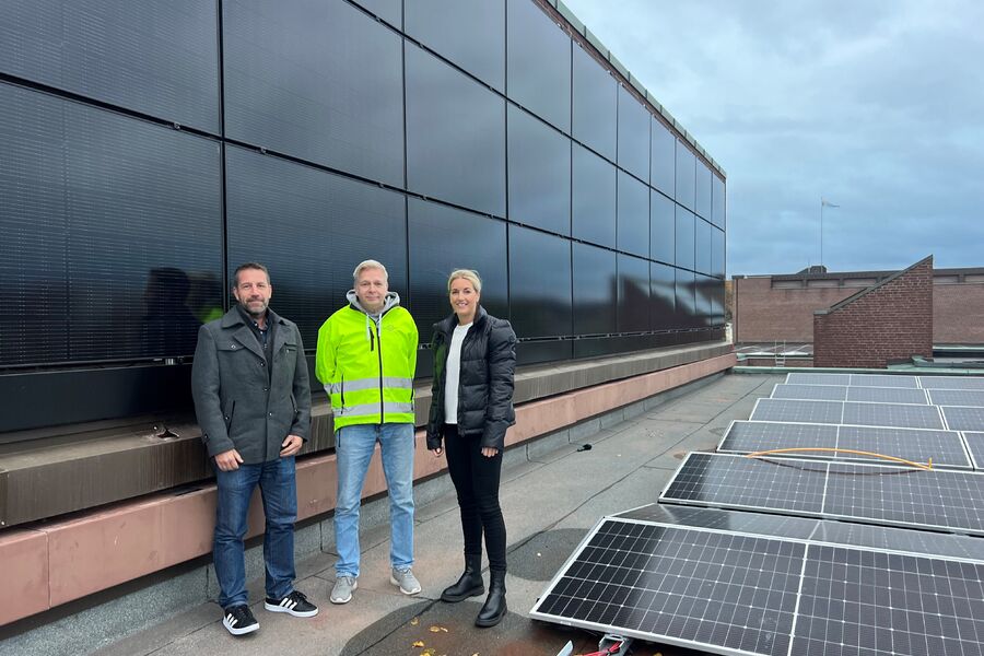 Kim Olsen, Thomas Abrahamsen og Hanne Torp Nilsen på taket til Sandefjord rådhus. Foto: Ann Kristin Saastad