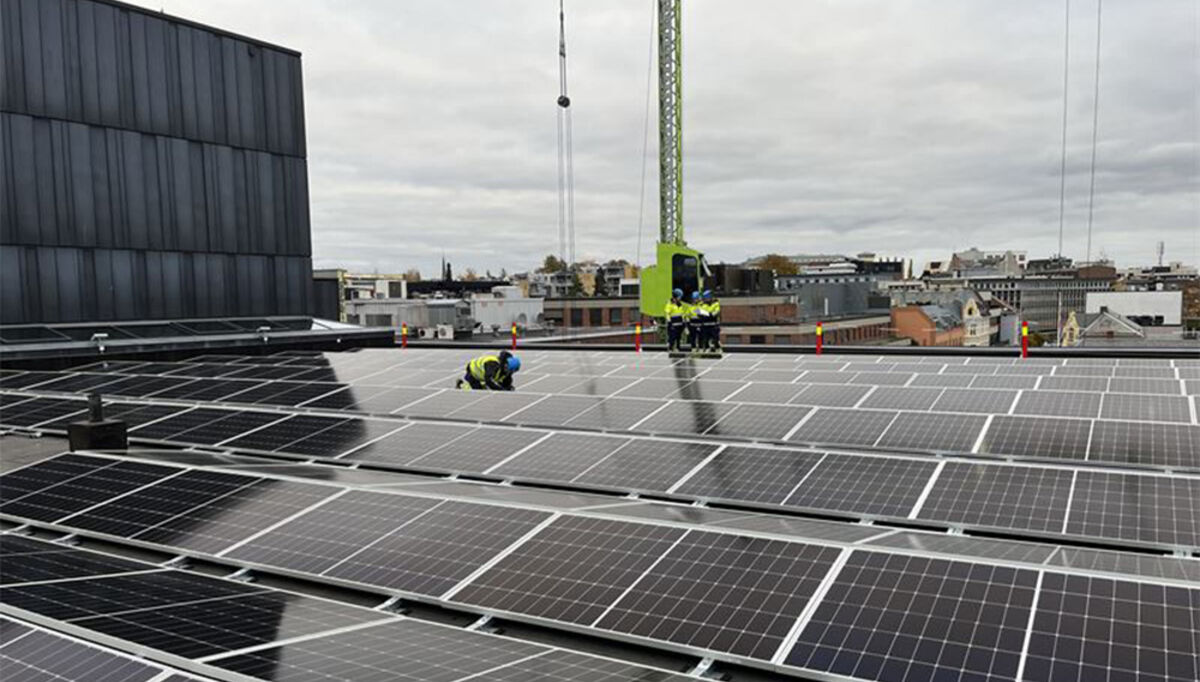 Anlegget på taket av Hamar kulturhus består av 1 011 kvm med solceller, med estimert årlig produksjon på 140 500 kWh.