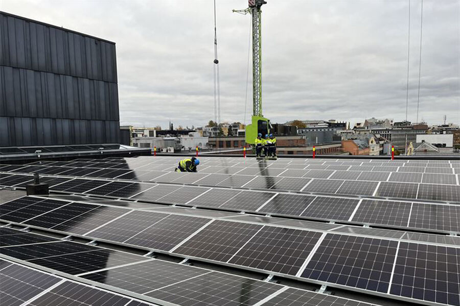 Anlegget på taket av Hamar kulturhus består av 1 011 kvm med solceller, med estimert årlig produksjon på 140 500 kWh.