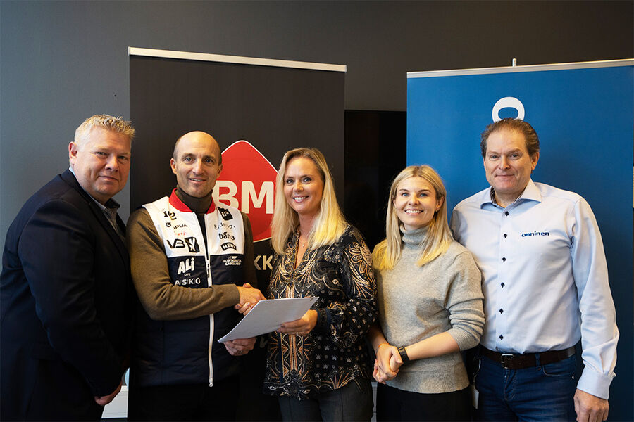 På bildet ser vi fra venstre: Kjell Vidar Dokken, direktør Byggmakker, Morten Djupvik, generalsekretær NSSF, Hilde Kristoffersen, konsernsjef Kesko, Emilie Nordskaar, markeds- og kommunikasjonsjef NSSF og Jørn-Are Bergh, direktør Onninen som eier Elfag. Bildet ble tatt avtalen ble inngått høsten 2022.
