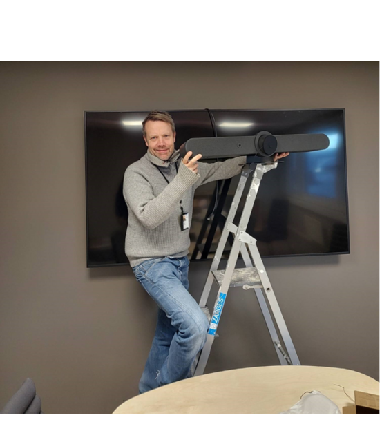 På bildet: Ukens ansatt (uke 45) Torben Ness monterer en lydbar og kamera på en tv