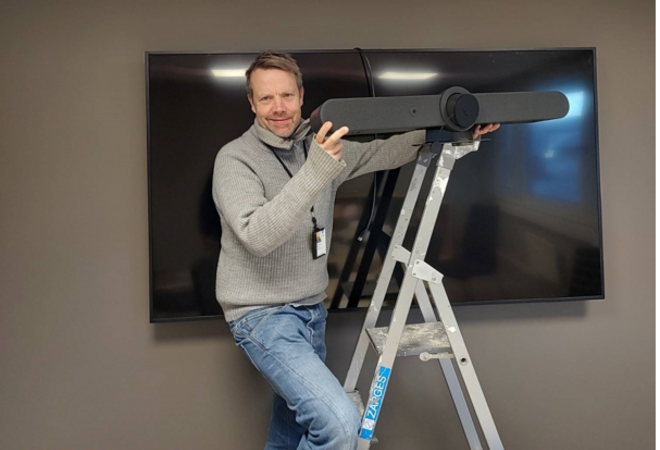 På bildet: Ukens ansatt (uke 45) Torben Ness monterer en lydbar og kamera på en tv