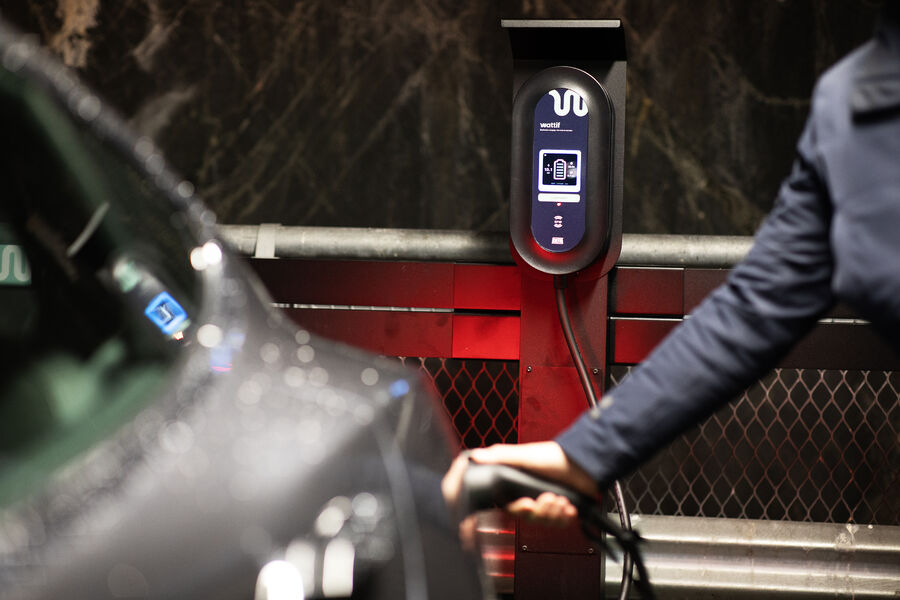 Wattif EVs konsept er å la folk lade der de normalt parkerer, fremfor å måtte parkere for å lade. Foto: Wattif