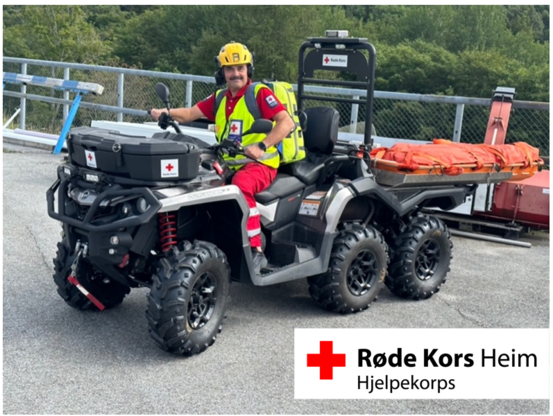 På bildet: Anders Brekken fra Heim Røde Kors Hjelpekorps kjører atv med redningsutstyr