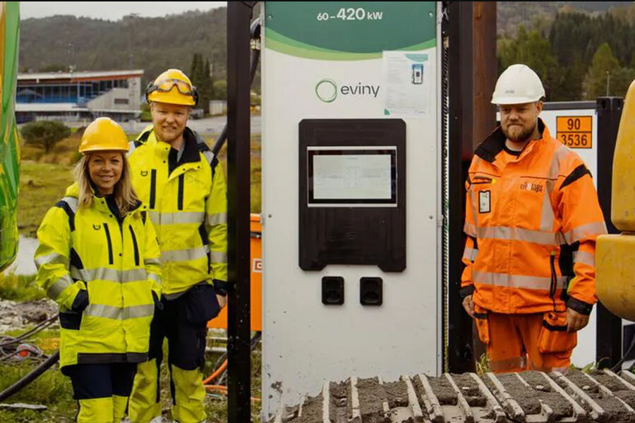 Med flere tunge, elektriske anleggsmaskiner på byggeplassen øker behovet for raske ladeløsninger. F.v. Camilla Moster, leder for Mobil energi i Eviny, Jørgen Alvheim, teknisk prosjektleder for Mobil energi i Eviny og Thomas Tyssøy, maskinfører i Sartor & Drange. Foto: Eyvind Bohne-Kjersem, Eviny
