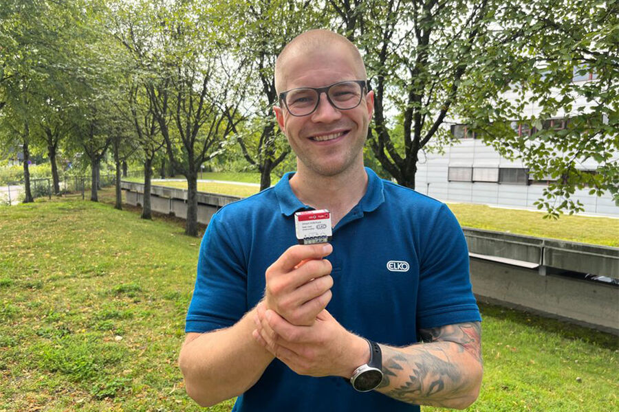 Produktsjef i ELKO, Christoffer Borgersen Strand med det nyeste tilskuddet i ELKO Smart-serien, en liten «puck» som gjør gamle varmtvannstanker smarte