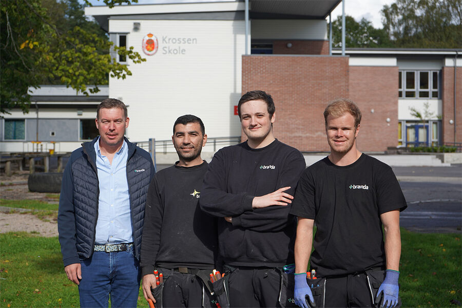 Seks elektrikere fra elektroavdelingen til Bravida i Kristiansand, har vært i full sving med å skifte ut lysene siden sommeren 2022, og 27 skoler forventes ferdig til årskiftet 2023/2024.