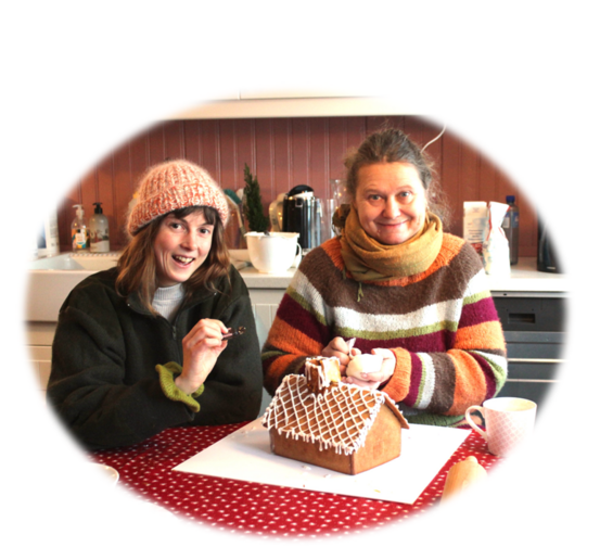På bildet: Prosjektleder for Lys i gamle hus bygger pepperkakehus sammen med Borghild Nekstad