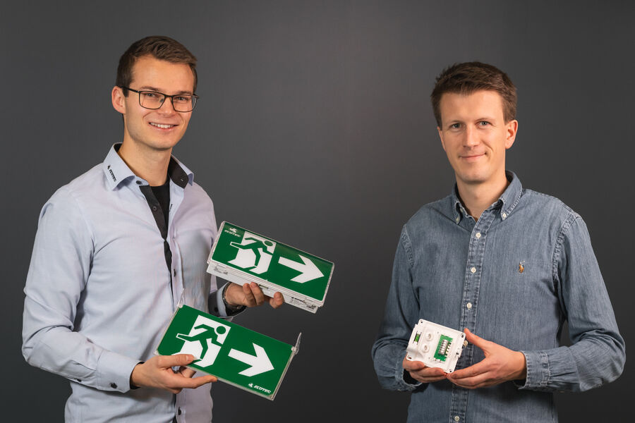 EloRay er for alle bruksområder både innendørs og utendørs, mens EloSign er et markeringsskilt for innendørs bruk. Til venstre ser vi teknisk utvikler nødlys Ole Grendal og produktsjef Kristian Kleven. 