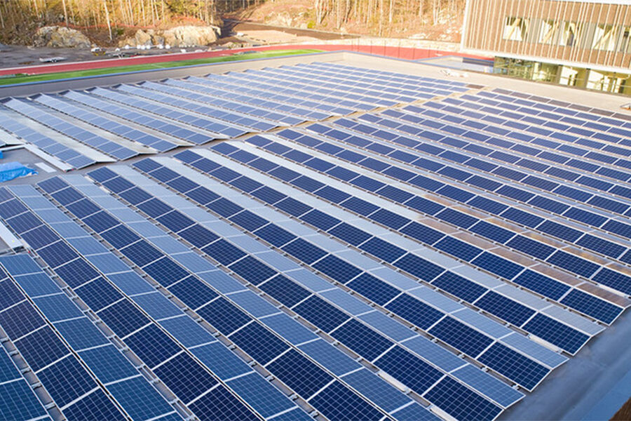 Nesten hele takarealet til Tvedestrand videregående skole er dekket av solcellepaneler.