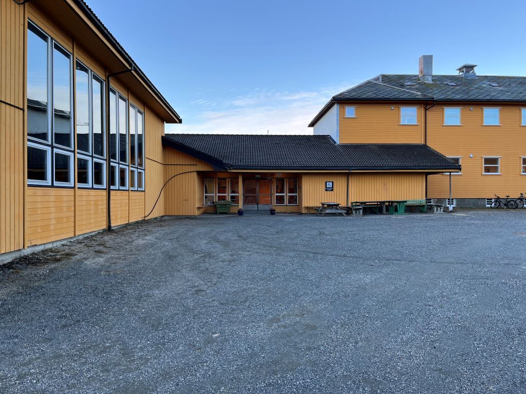 Inngangspartiet til Sandhornøy skole