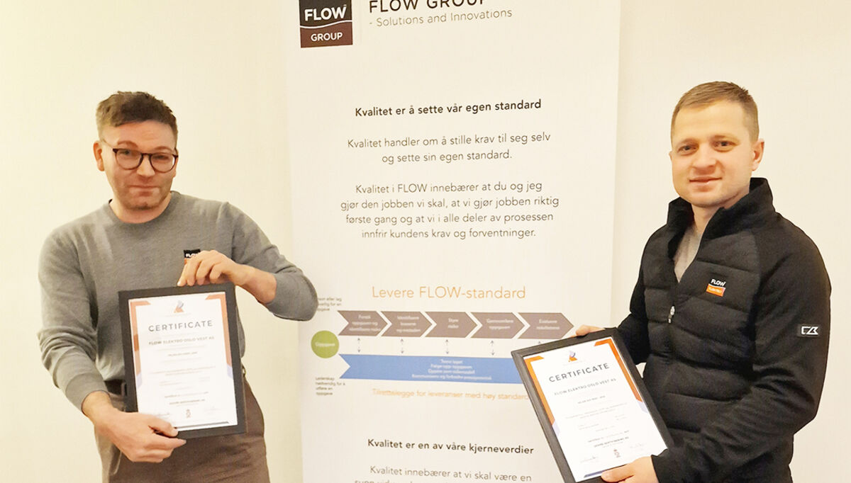 Daglig leder Johan Hedlund, og Simon Haaster faglig leder og salgs- & markedsansvarlig i FLOW Elektro Oslo Vest, viser stolt frem sine ISO sertifikater  innenfor ledelsesstandarden ISO 9001:2015, og miljøstandarden ISO 14001:2015.
