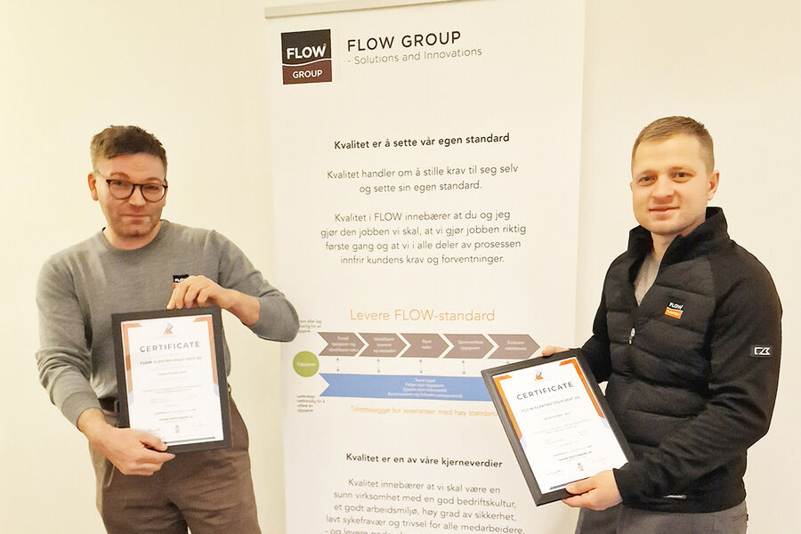 Daglig leder Johan Hedlund, og Simon Haaster faglig leder og salgs- & markedsansvarlig i FLOW Elektro Oslo Vest, viser stolt frem sine ISO sertifikater innenfor ledelsesstandarden ISO 9001:2015, og miljøstandarden ISO 14001:2015.