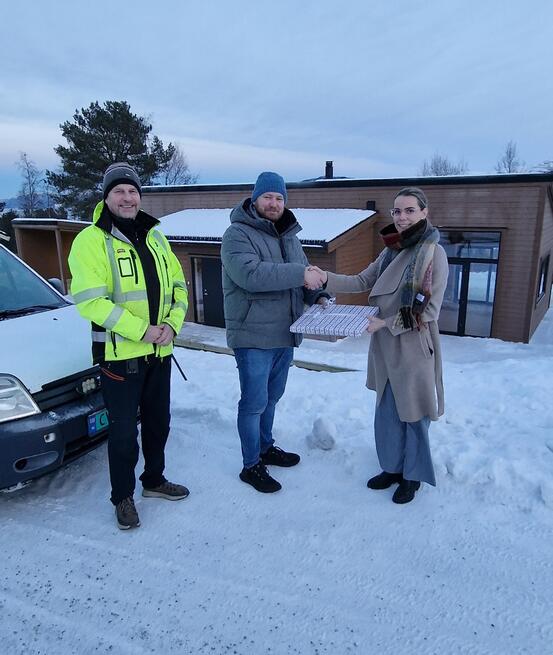 På bildet: Prosjektleder Øyvind Engvik, huseier Jørund Moltubakk og ordfører Marit Liabø Sandvik feirer overtakelse fremfor det nybygde G-huset