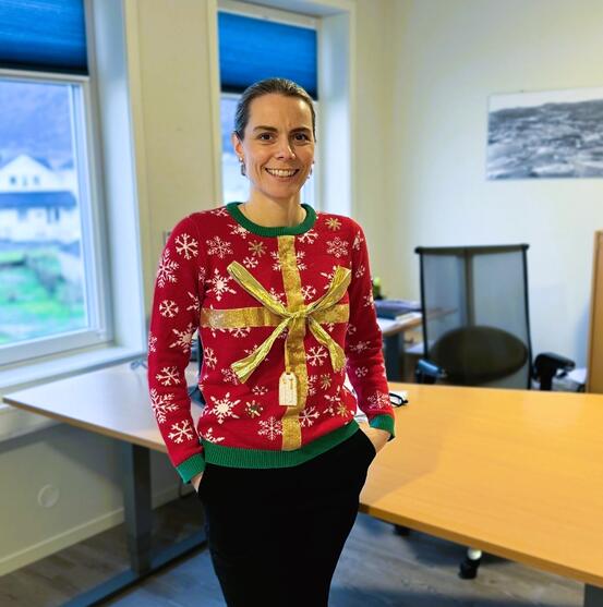 På bildet: Ordfører Marit Liabø Sandvik i julegenser
