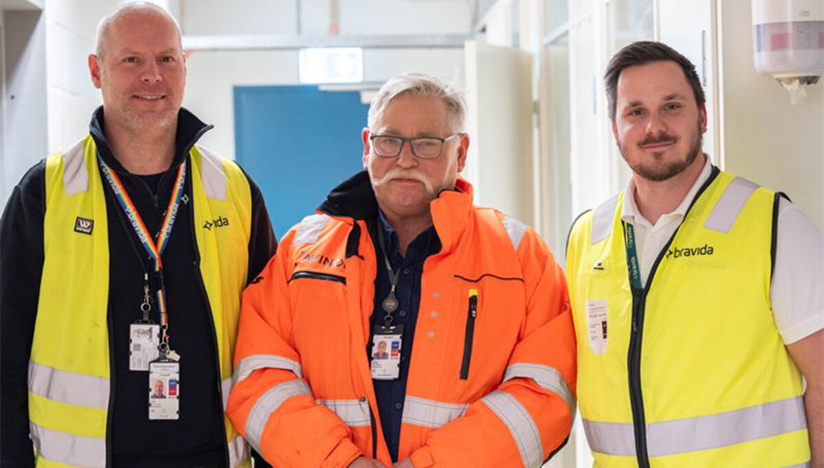 På bildet ser vi Håkon Vinge, Bravida, prosjektdirektør Kjell Magne Nesset i Avinor og HMS-sjef i Bravida Norge, Kristofer Paulsson.