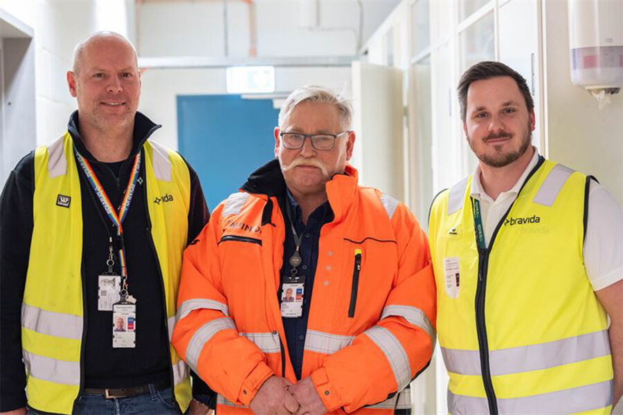 På bildet ser vi Håkon Vinge, avdelingssjef i Bravida, prosjektdirektør Kjell Magne Nesset i Avinor og HMS-sjef i Bravida Norge, Kristofer Paulsson.