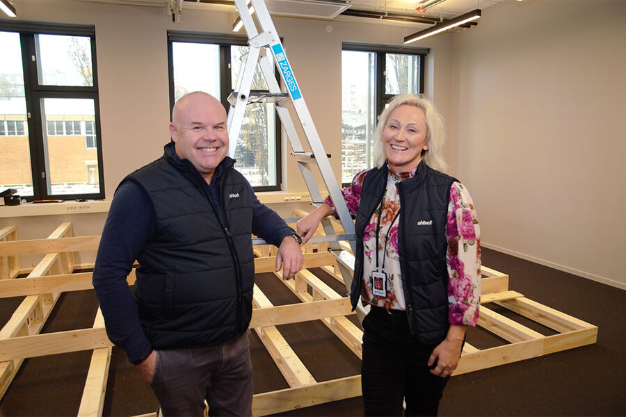 - Det blir veldig heldig hyggelig og nyttig å kunne ha utstillinger og samlinger i eget hus, her i selve flaggskipet vårt i Oslo. Mottakelsen fra de vi har snakket med om dette, er formidabel, sier Therese Bjelde og Marius Næss, henholdsvis divisjonsdirektør og regionssjef hos Ahlsell Norge.