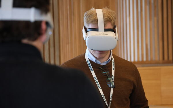 Person med VR-briller