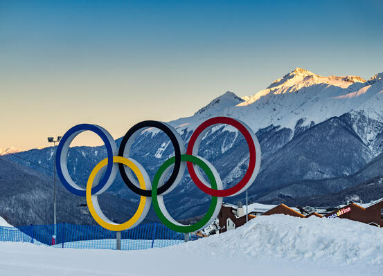 Bilde: olympiske ringer med fjell i bakgrunn