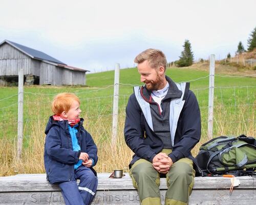 Far og sønn på tur