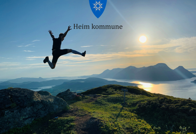 Mann hopper på fjelltopp, med Heim kommunes logo midt i bildet.