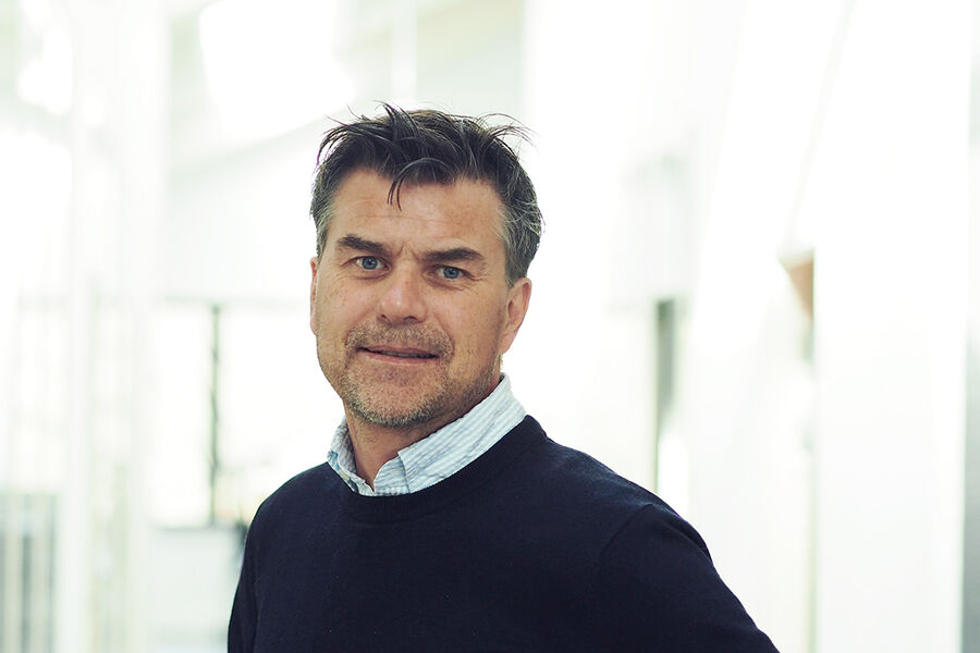 - Målet med samarbeidet er å utvikle digitale løsninger som forbedrer driftseffektiviteten og kundeopplevelsen, samtidig som selskapene får et konkurransefortrinn i markedet, sier Ronny Micaelsen, Salgsdirektør i Power Systems-divisjonen i Schneider Electric Norge. Foto: Stefania R. Nilsen, Schneider Electric.