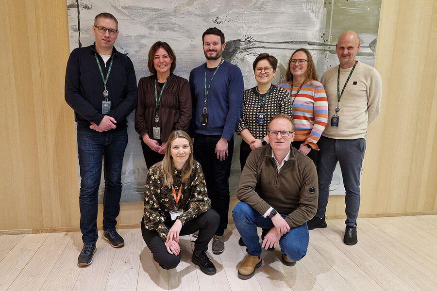 De ansatte i Eviny Termo sammen med Kristian Helland fra Lyse (nede til høyre). Alle ansatte overdras til Lyse. Foto: Lyse