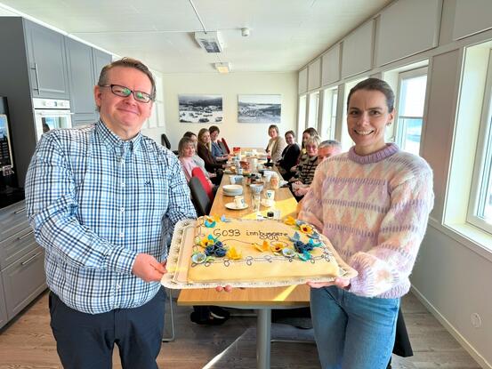 På bildet: Kommunedirektør Ola Morten Teigen og ordfører Marit Liabø Sandvik feirer med 6093-kake på rådhuset.