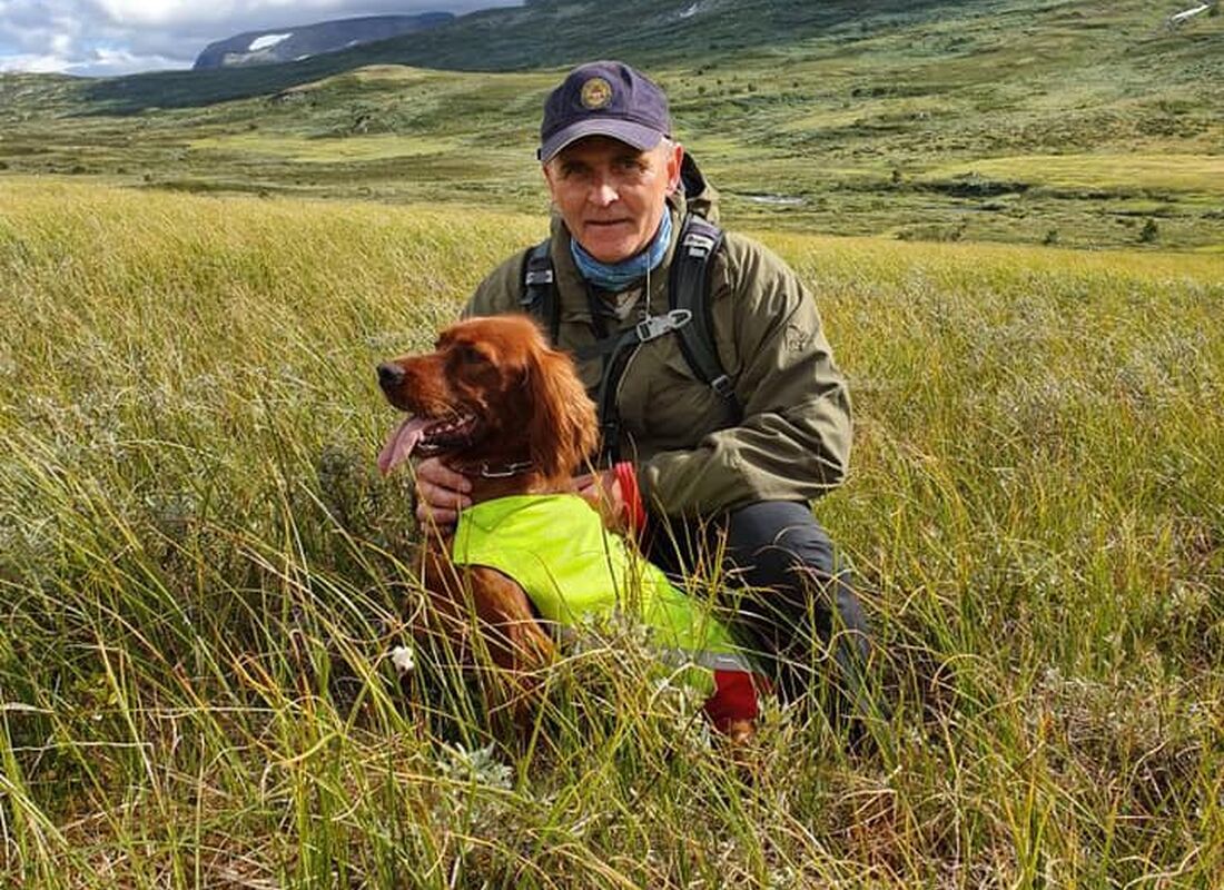Hund og fører i gresslandskap på fjellet - Raggsteindalen - Erik Sande og Zuni
