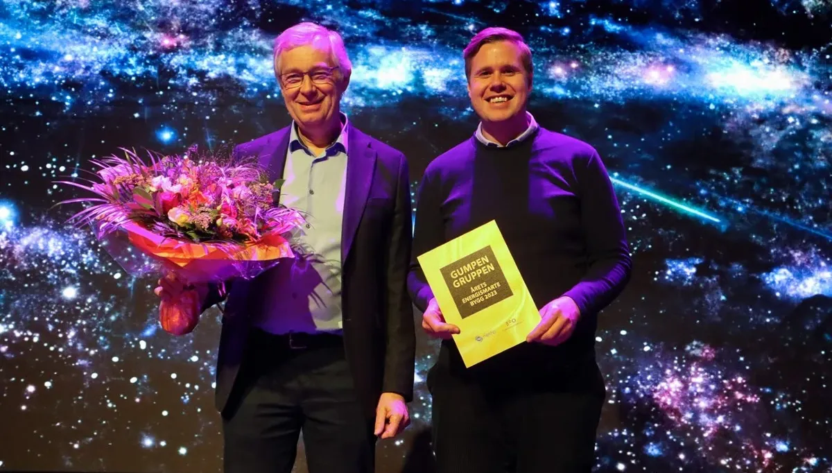 Per Helge Gumpen, konsernsjef og Sondre Gumpen, prosjektleder mottar prisen for Årets Energismarte Bygg 2023. Foto: Linn Kise.