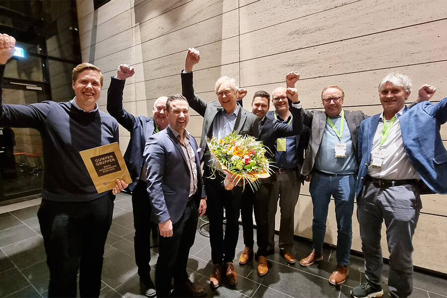 Her ser vi representanter fra OneCo, Gumpen og Schneider Electric feire seieren i kåringen av Norges mest Energismarte bygg.