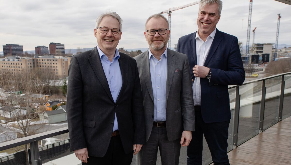 Caverion-sjef Knut Gaaserud flankert av Ola Lindh, prosjekteier i OUS (bak) og Steinar Holm, leder av eiendomsvirksomheten i OUS.