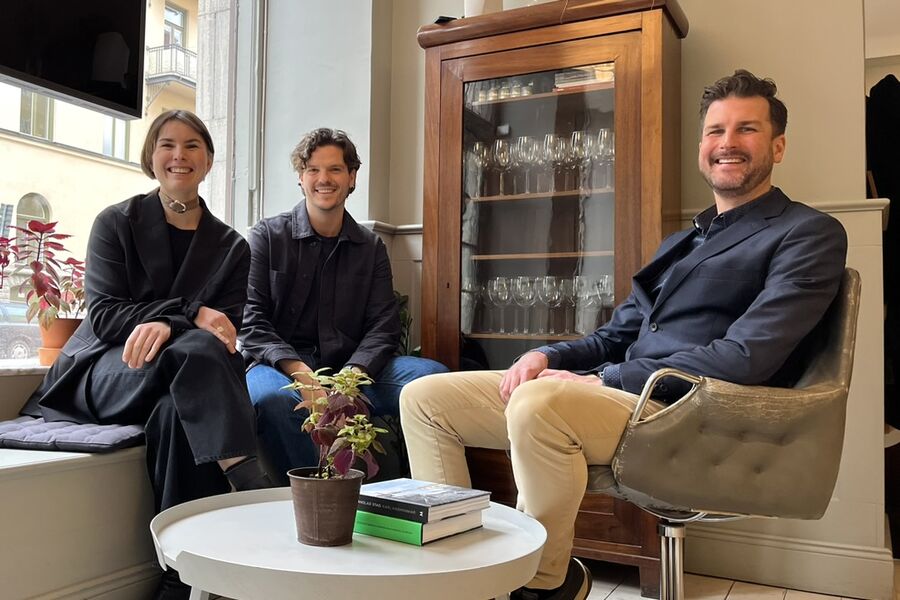 Capture Energys står foran en stor oppskalering, og CTO Henrik Lundgren (t.h) gleder seg stort til lansering av den nye profilen. Her sammen med kolleger fra designbyrået Kuudes Stockholm-team Michael Biaudet og Sofia Stenfors, som har vært en viktig del av prosessen.