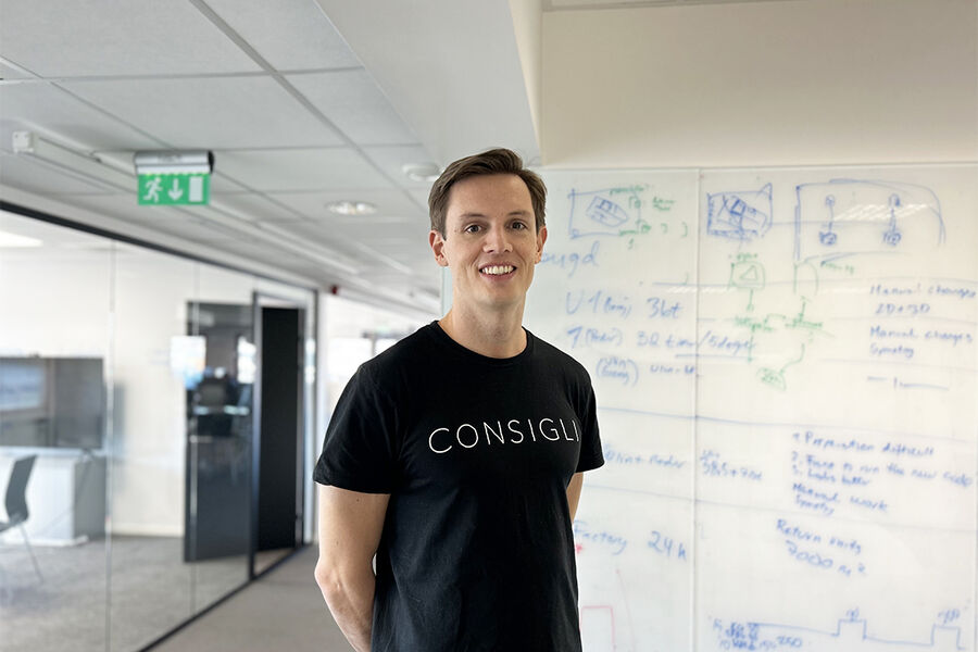 – Vi står midt i et teknologiskifte hvor vi går fra å jobbe i en 3D-verden til å jobbe med automatiserte prosesser hvor KI er katalysatoren. Vi ønsker å redusere kompleksiteten og tidsbruken i prosjektering, sier Oskar Stadaas Sjøgren, Head of Customer Success i Consigli.