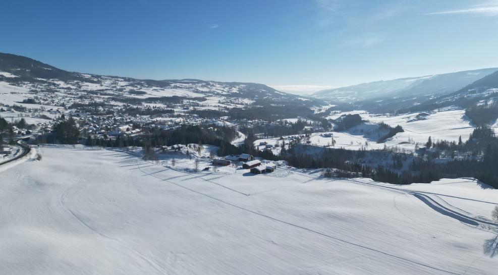 Utsikt mot Follebu, dronefoto Gausdal